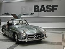 In der beliebten amerikanischen Fernsehshow Dream Car Garage wird ein Mercedes 300 SL Flügeltürer von 1957, der sich im Besitz der BASF befindet, für die diesjährige Staffel restauriert. Foto: BASF